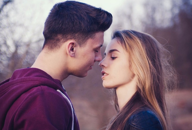 подростки целуются